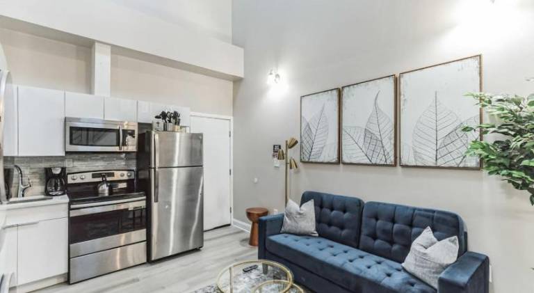 Large Bi-Level 2BR Loft in Old City that Sleeps 8 — photo 3