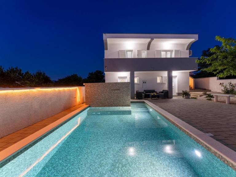 Ferienhaus in Ražanac für max. 8 Personen Ferienhaus in Ražanac für max. 8 Personen