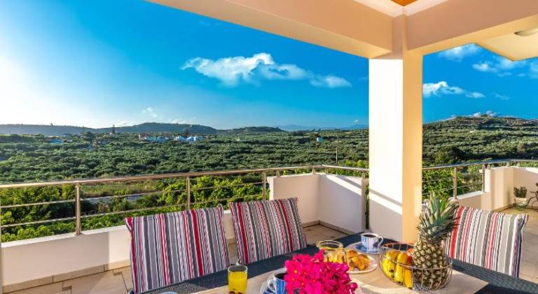 House with patio, barbecue & yard in Platanias