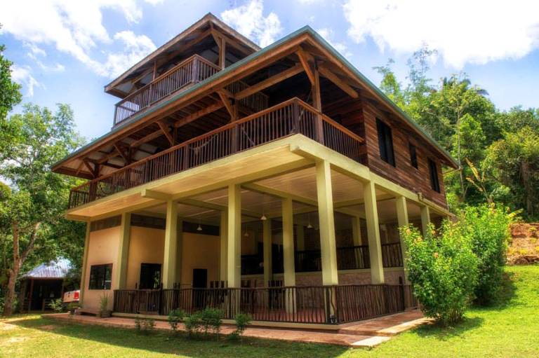 Lodge Macaw Bank