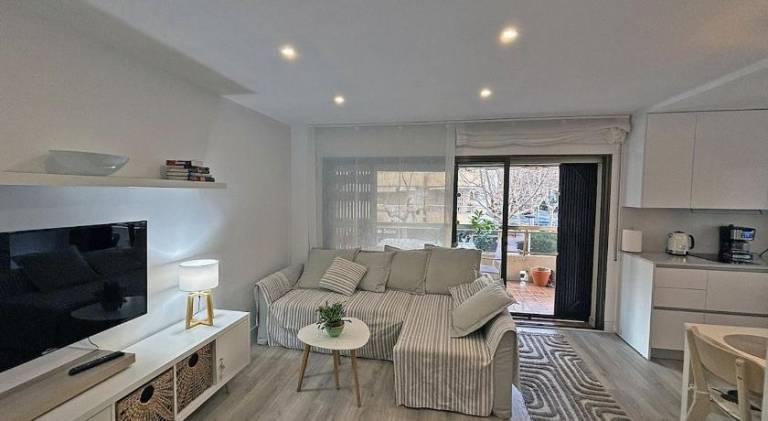 Apartment with patio — photo 2