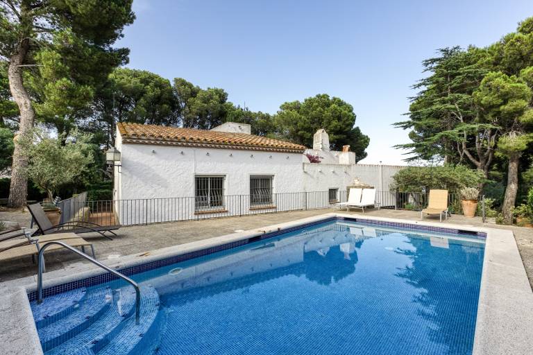Fully equipped wonderful villa with yard, barbecue & private pool | Beach view | Next to the beach | Pets are welcome in Llanca