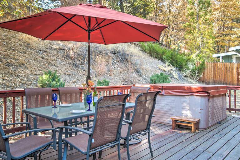 Serene Cabin w/ Hot Tub < 1 Mi to Bear Mountain! — photo 2