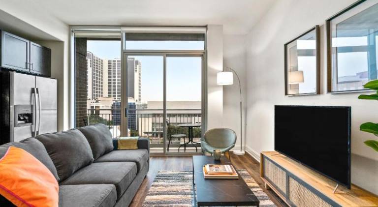 Serviced apartment with terrace, pool & grill | Next to Texas Governor's Mansion in Austin, TX