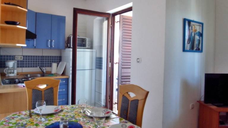 Holiday apartment with patio, garden & BBQ — photo 3