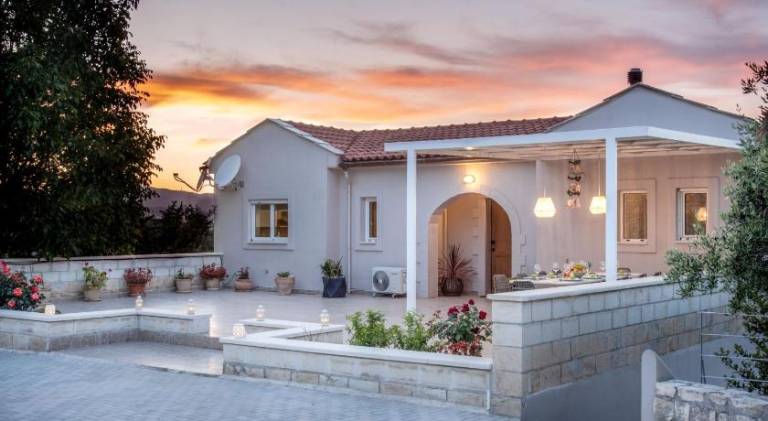 Fully equipped charming villa with patio, garden & private pool | Water view | Suitable for remote work | Pets are welcome — photo 5
