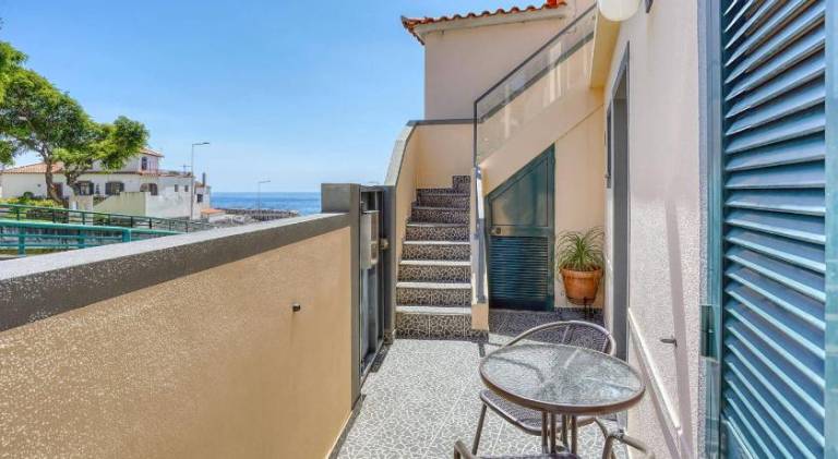 Charming apartment with patio | Next to the beach | Suitable for remote work | Dogs allowed in Calheta
