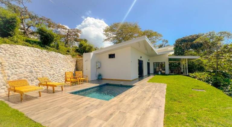 Vacation home with pool, terrace & barbeque in Puntarenas
