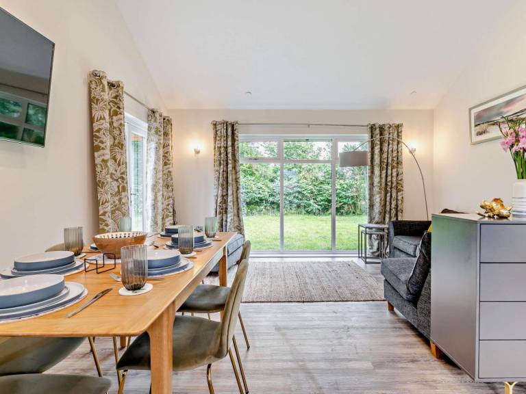 Lodge with terrace, garden & hot tub — photo 4