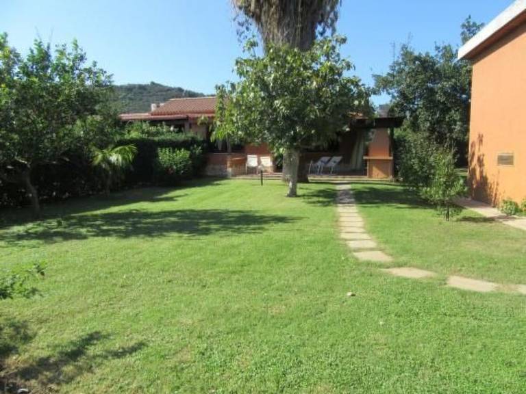 Vacation home with yard & barbecue — photo 2