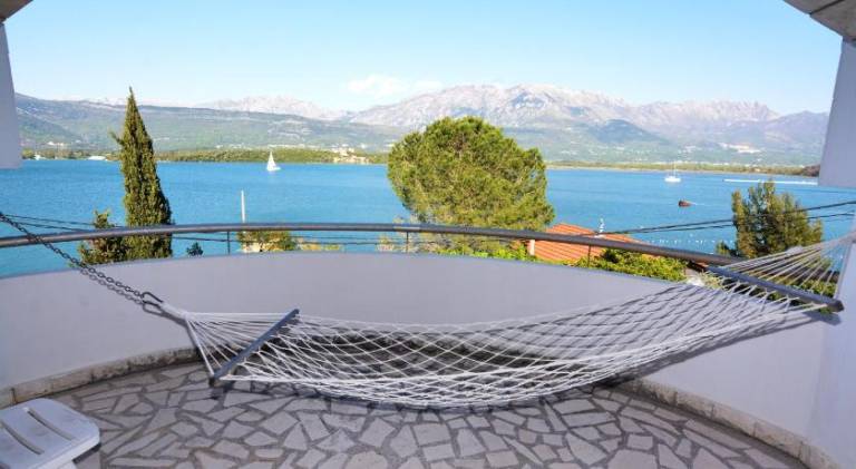 Villa with 2 rooms for 8 persons in Tivat