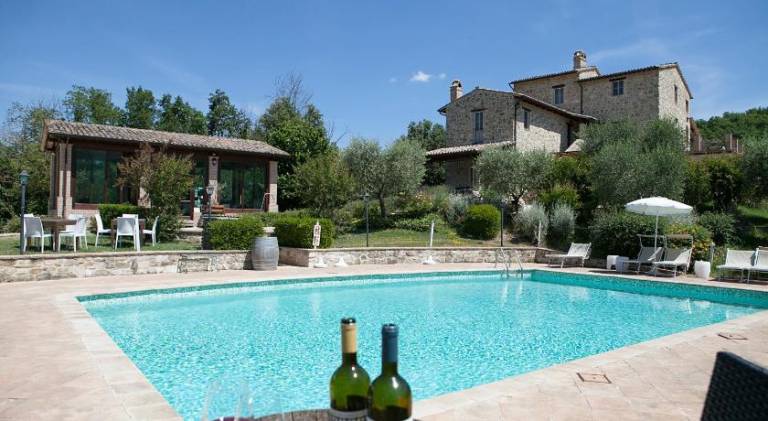 Serviced apartment with garden, barbecue & pool in Assisi