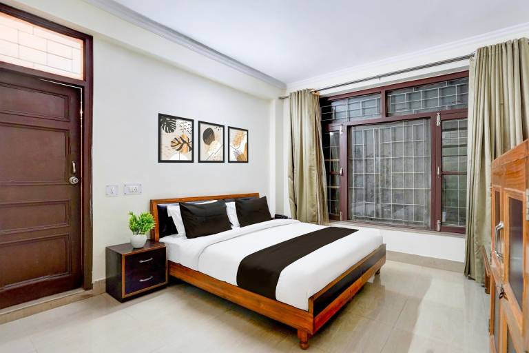 Super Townhouse Mall Road Near Library Chowk