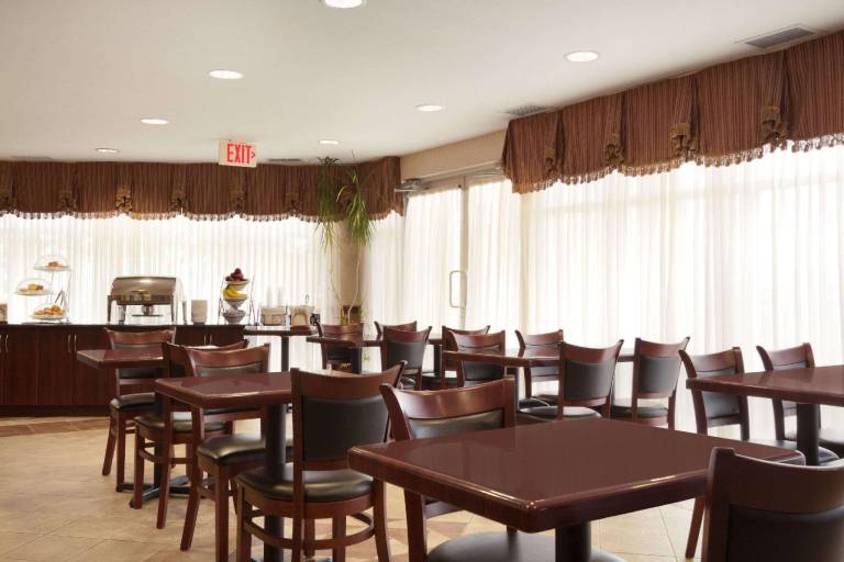 Days Inn & Suites by Wyndham Langley — photo 4