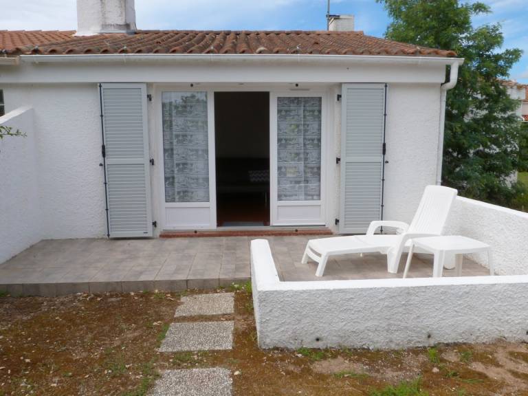 House with BBQ & yard — photo 2