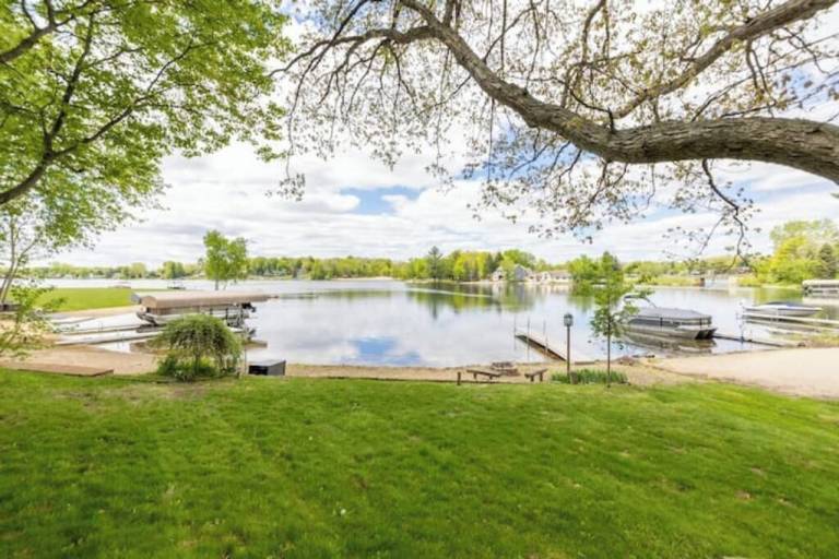 House Canadian Lakes