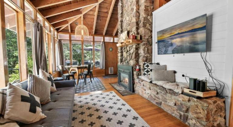 Clerestory Cottage - The perfect cozy getaway with a hot tub — photo 4