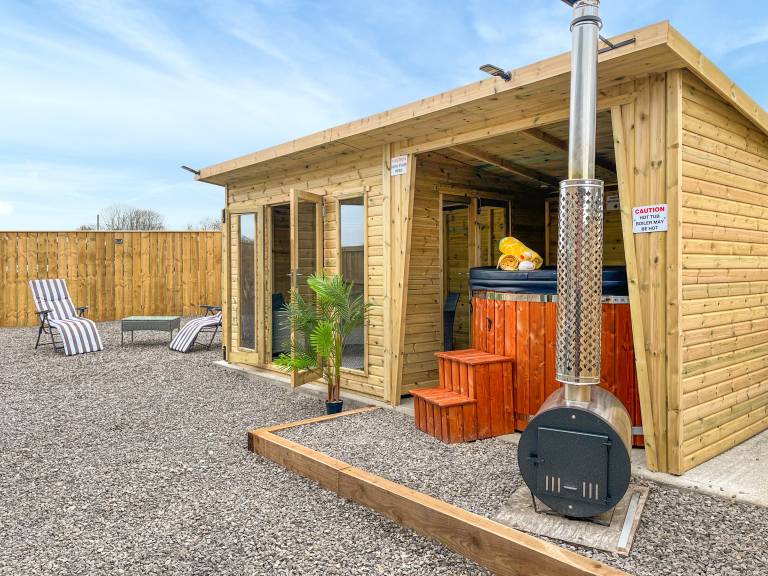 Cottage with grill, yard & hot tub — photo 2