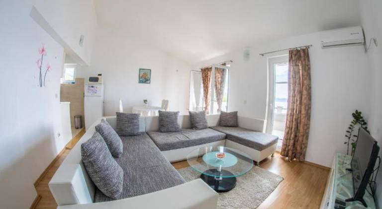 Apartment with terrace — photo 2