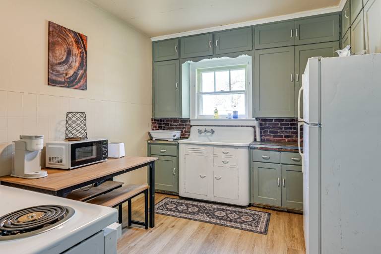 3 Mi to Dtwn Saginaw: Cozy Family Home w/ Yard! — photo 2