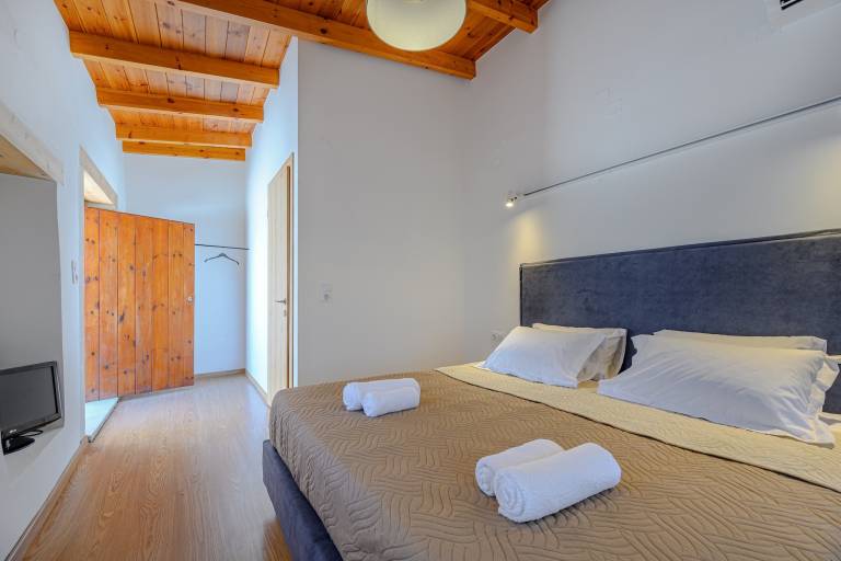 Fully equipped villa with patio, yard & private pool | Dogs allowed — photo 4