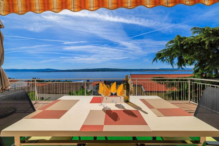 Charming flat just 260 metres from the beach with a fantastic terrace and sea views in Crikvenica