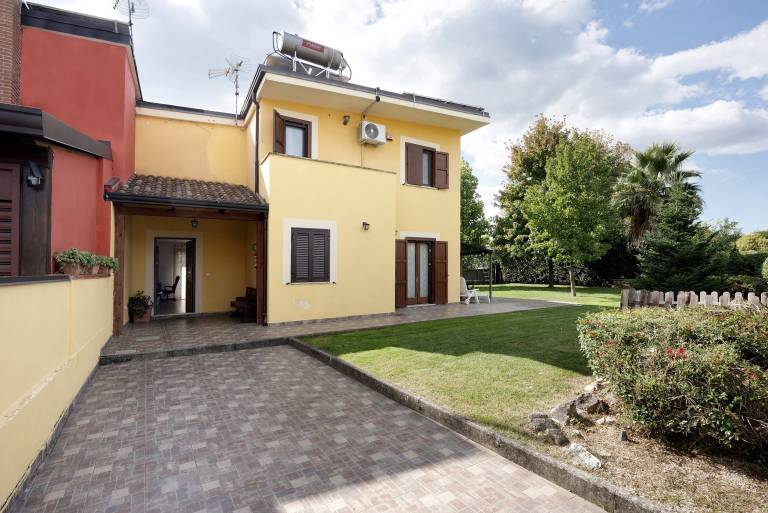Fully equipped ample villa with pool, terrace & grill | Mountain view | Perfect for remote work | Pets allowed in Caserta