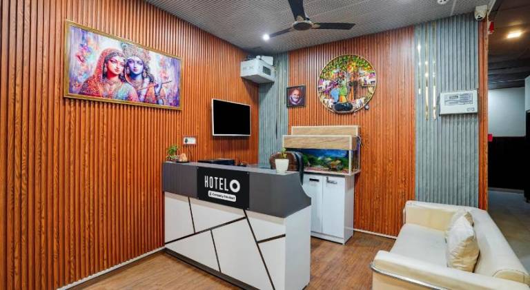 OYO 80445 Cross Town Hotel & Restaurants — photo 4