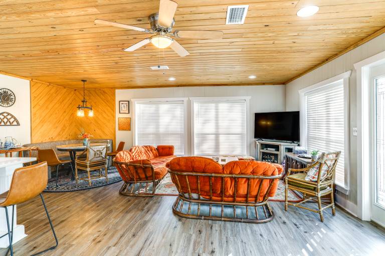 8 Mi to Ozark Folk Center: Home w/ Hot Tub & Deck — photo 3