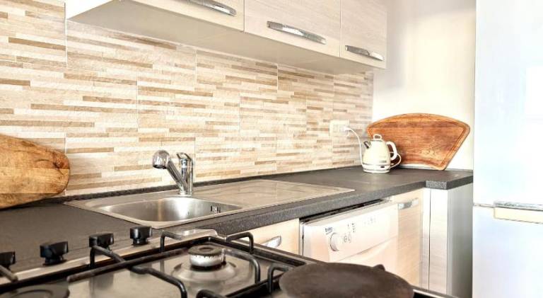 Rental apartment with terrace, barbecue & yard — photo 4