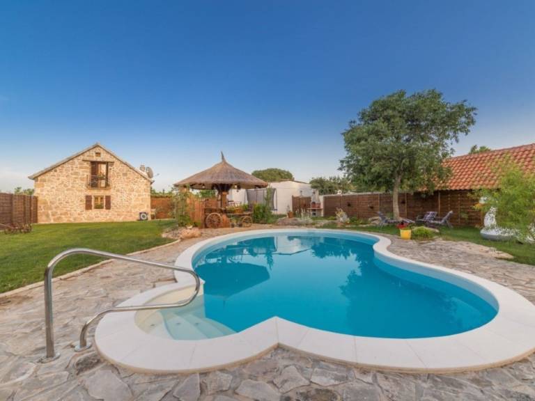Vacation home with barbeque, yard & patio in Sibenik