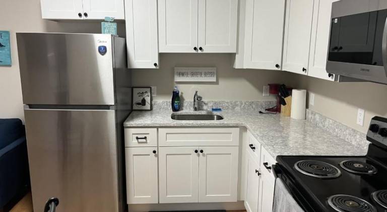 Downtown Apt King Beds Mins to Salem — photo 4