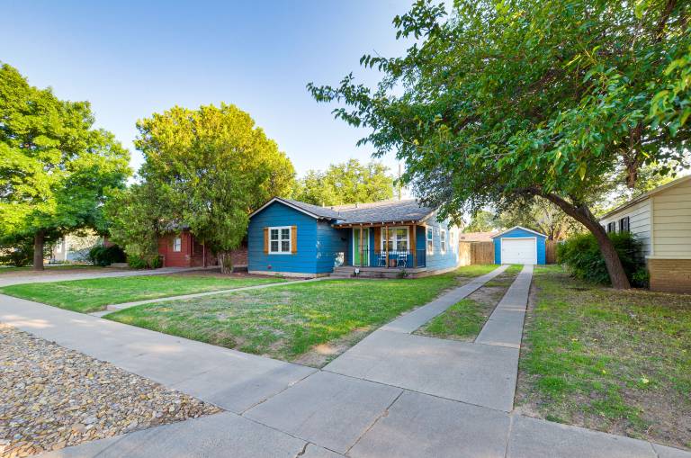 Chic Home  2 Mi to TTU w/ Grill & Yard in Lubbock — photo 3