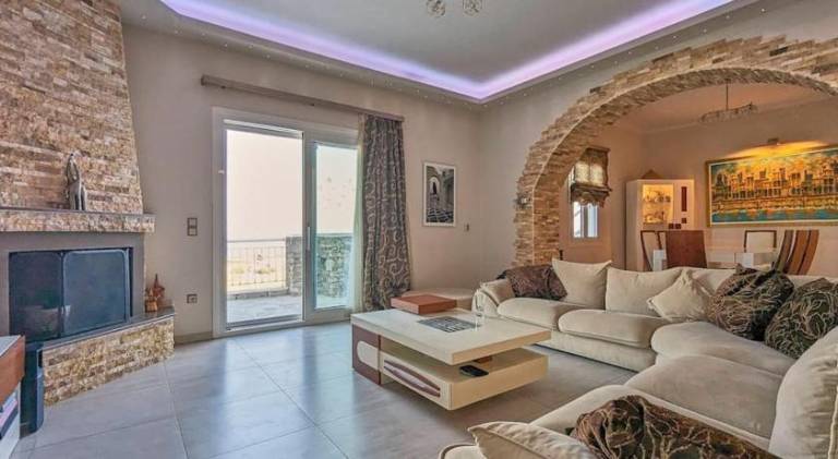 Villa with jacuzzi — photo 2