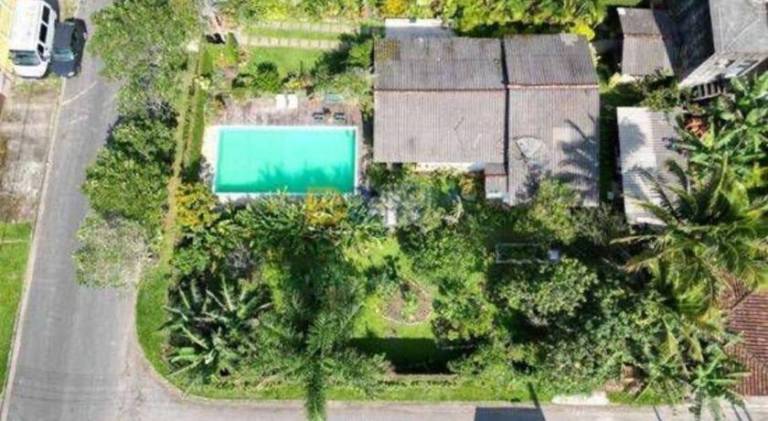 Vacation home with pool — photo 4
