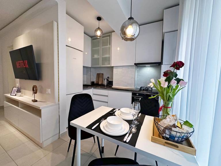 Apartment with terrace & hot tub | Next to Palace of the Parliament | Perfect for remote work | Pets are welcome — photo 5