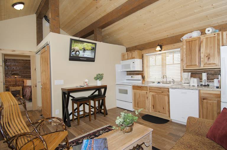 Cabin with barbeque & patio | Mountain view — photo 2