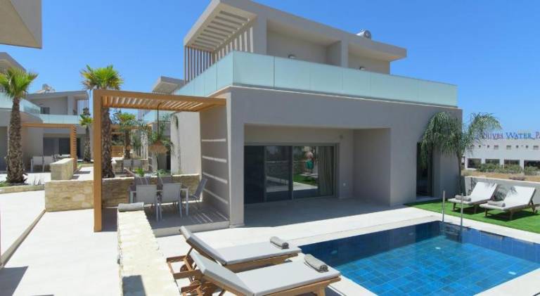 Spacious vacation home with terrace, yard & pool | Next to the beach | Dogs allowed in Hersonissos