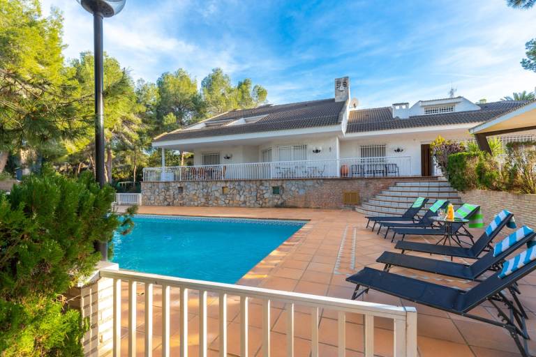 Villa with patio, garden & private pool | Panoramic view — photo 3