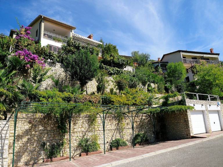 Holiday apartment with garden, patio & BBQ | Pet-friendly — photo 2
