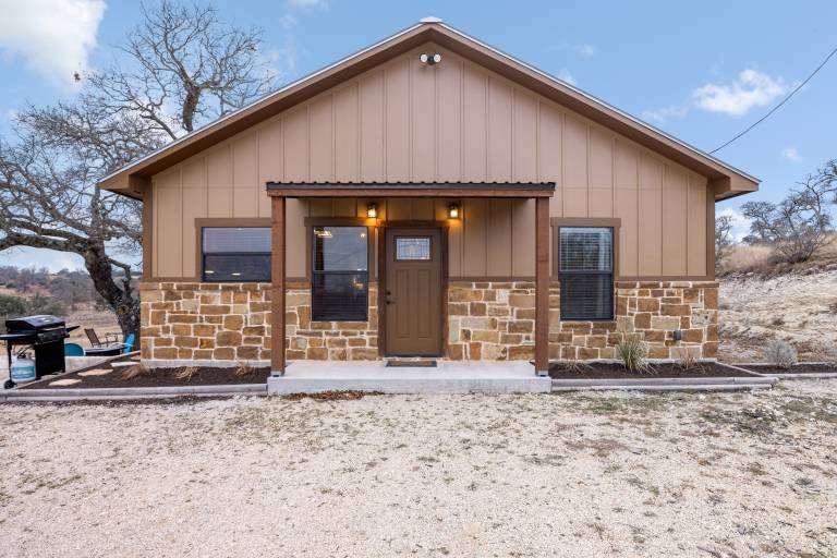 Child-friendly charming vacation home with fast internet, barbeque & yard | City view | Pet-friendly in Fredericksburg, TX