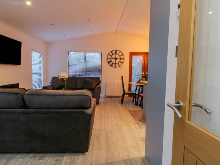 Cottage with hot tub, garden & pool | Beach view — photo 5
