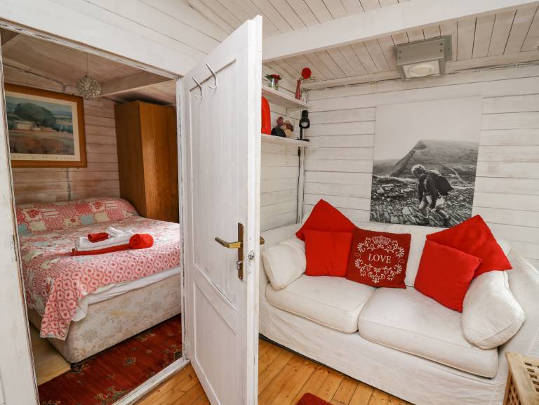 Family-friendly lovely cottage with hot tub & yard | Pets allowed — photo 3