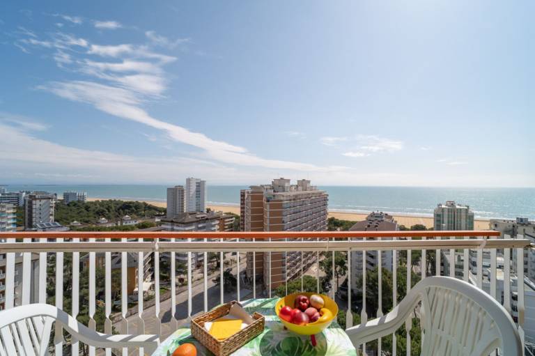 Cozy flat with shared pool near the beach in Lignano Sabbiadoro