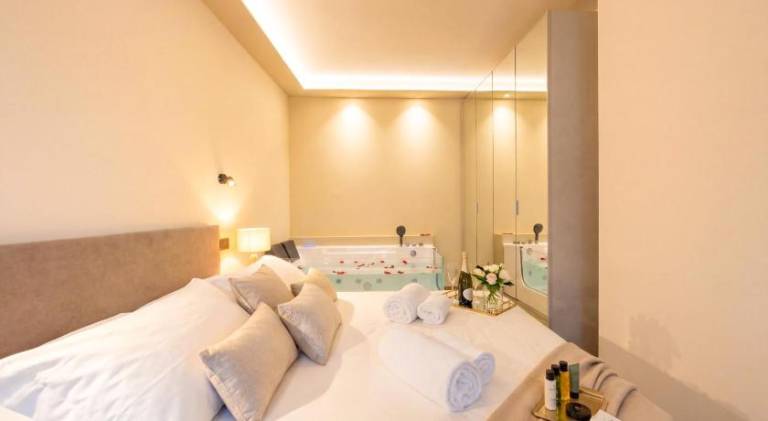 Rental apartment with terrace & hot tub in Iseo