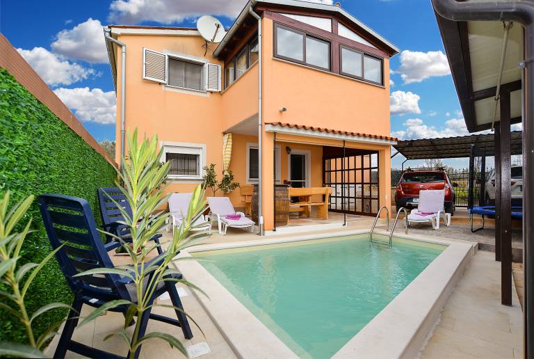 Family-oriented holiday apartment with grill, patio & pool | Pet-friendly in Pula