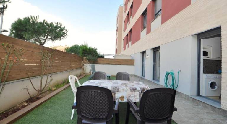 Holiday apartment with terrace, pool & yard — photo 5