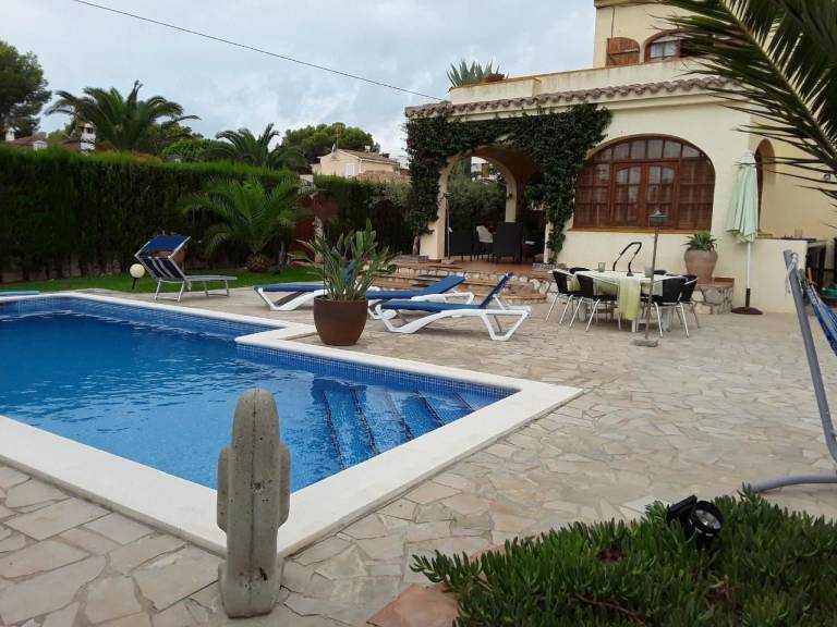 Vacation home with patio, BBQ & private pool | Sea view — photo 3