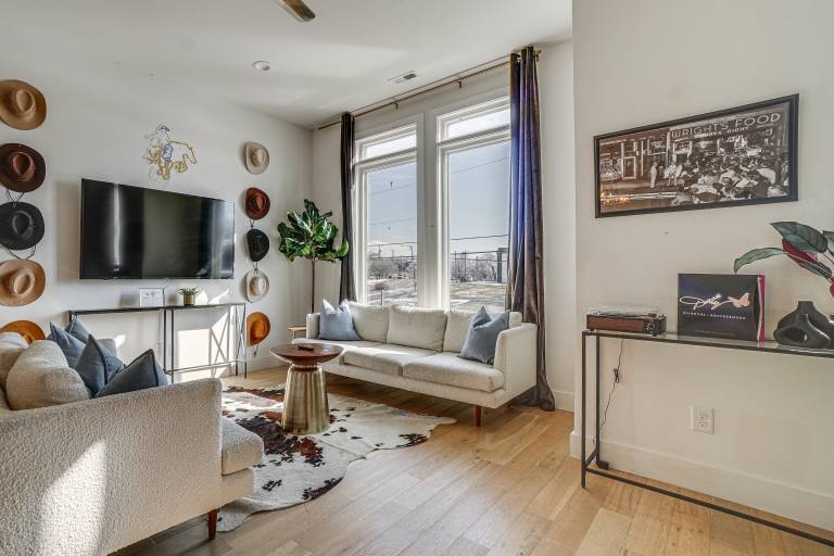 Rooftop Deck Centrally Located Nashville Townhome