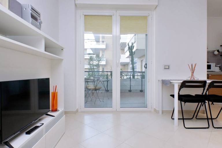 Rental apartment with patio — photo 4